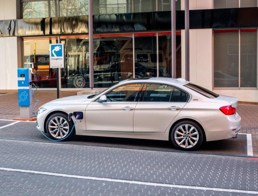  BMW 330e iPerformance (F30) 2017 года  (ZA) (фото 7 из 33)